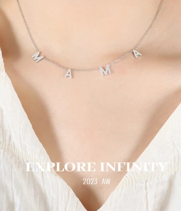 Collier avec pendentif MAMA argenté en acier inoxydable porté par un mannequin