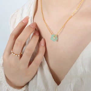 Collier Pendentif Étoile Évidée en Jade de Hetian pour Femmes Acier Titane Plaqué Or Chaîne Câble Bijoux Vintage Élégants Cadeau Femme