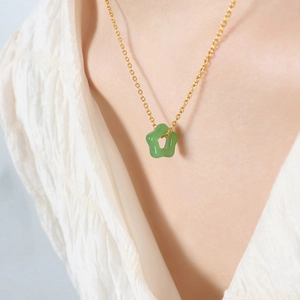 Exquis collier avec pendentif étoile creuse en jade Hetian sur une chaîne dorée pour femme
