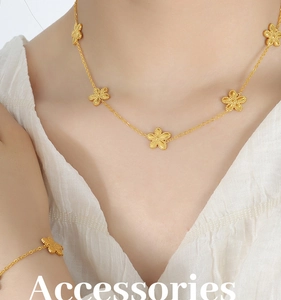 Detail von vergoldetem Blumenhalsketten- und Armbandset mit Mikroperlenverzierung