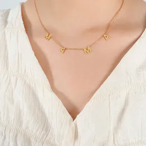 Collier avec pendentif MAMA en acier inoxydable doré sur une chaîne délicate
