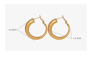 Detailansicht goldener Creolen mit Abmessungen von 3,4 cm x 3,3 cm für Damen