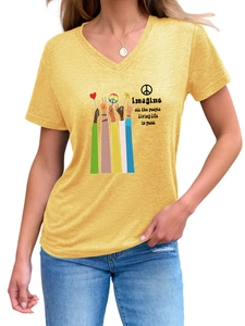 Detail eines gelben V-Ausschnitt T-Shirts mit Imagine Peace Grafik und weicher Baumwolle