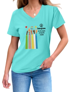 Detail von V-Ausschnitt T-Shirt in Seeblau mit Grafikdruck zum Thema Frieden