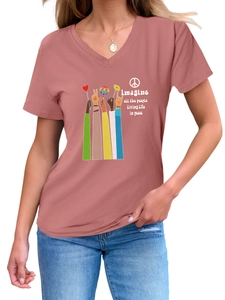 Nahaufnahme des ziegelroten V-Ausschnitt T-Shirts mit Friedensgrafik und inspirierendem Zitat