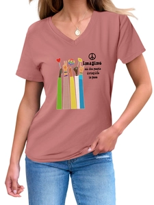 Detail eines V-Ausschnitt-T-Shirts mit 'Imagine all the people' Grafik und Slogan