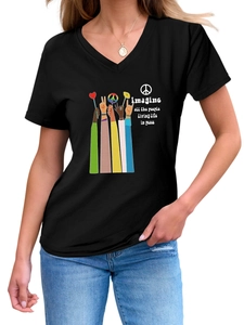 Detail von V-Ausschnitt T-Shirt mit 'Imagine all the people' Friedensgrafik-Druck