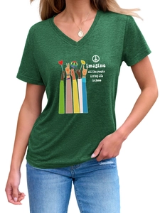 Detail eines V-Ausschnitt-T-Shirts mit Friedenszeichen und 'Imagine all the people' Zitat