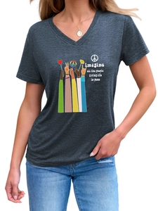 Detail eines grauen V-Ausschnitt T-Shirts mit 'Imagine all the people' Friedens-Slogan