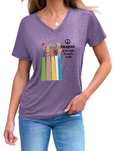 Detail eines lila T-Shirts mit V-Ausschnitt, Friedensgrafik und 'Imagine'-Schriftzug