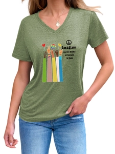 Detail von grünem V-Ausschnitt T-Shirt mit Imagine All The People Friedensdruck