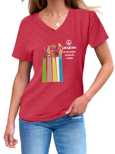 Detail eines roten V-Ausschnitt T-Shirts mit Friedens-Illustration und Text auf Stoff