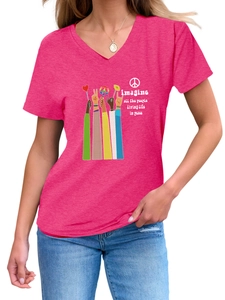 Detail des rosaroten V-Ausschnitt-T-Shirts mit Imagine all the people Aufdruck
