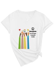 V-Ausschnitt T-Shirt aus Baumwolle mit grafischem Druck und Friedensbotschaft im Detail