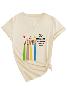 Detail von beigeem V-Ausschnitt T-Shirt mit 'Imagine all the people' Grafikprint