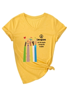 Detail eines senfgelben V-Ausschnitt T-Shirts mit Friedens-Print und Knotendesign