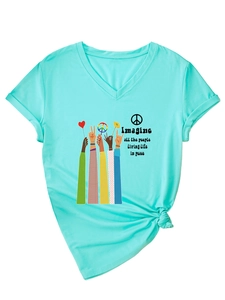 Detail eines mintgrünen T-Shirts mit V-Ausschnitt und 'Imagine all the people' Aufdruck