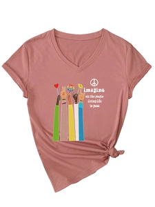 Detailansicht des V-Ausschnitt T-Shirts mit Friedens-Print und modischem Knotendesign