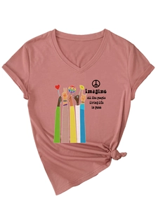 Detail eines mauvefarbenen T-Shirts mit V-Ausschnitt, Friedensprint und Saumknoten