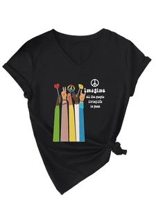 Detail eines V-Ausschnitt T-Shirts mit Friedensillustration auf schwarzem Stoff