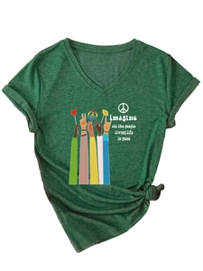 Detail eines V-Ausschnitt T-Shirts mit Imagine Peace Druck und Knotendetail