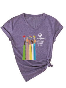 Detail eines lila V-Ausschnitt T-Shirts mit Friedensdruck und modischem Knotendesign