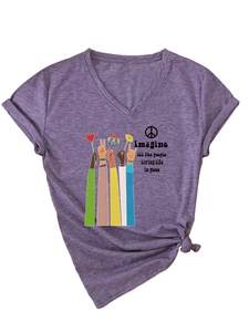 Detail eines V-Ausschnitt-T-Shirts mit Friedensprint und stilvollem Knotensaum in Lila