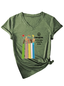 Detail eines armee-grünen V-Ausschnitt T-Shirts mit Friedens-Print und Knotendesign