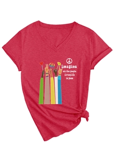 Detail eines roten V-Ausschnitt T-Shirts mit 'Imagine all the people' Grafikdruck