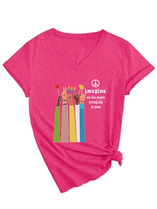 Detailansicht des Friedensmotiv-Drucks und Knotendetails am fuchsiafarbenen V-Ausschnitt-Shirt