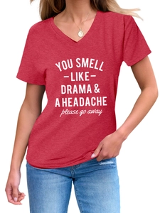Rotes Damen-T-Shirt mit V-Ausschnitt und weißem YOU SMELL LIKE DRAMA Schriftzug Details