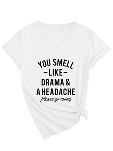 Detail eines weißen V-Ausschnitt T-Shirts mit schwarzem Slogan-Druck und Knotendetail
