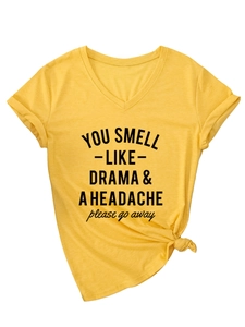 Gelbes V-Ausschnitt T-Shirt mit geknotetem Saum und 'YOU SMELL LIKE DRAMA' Aufdruck