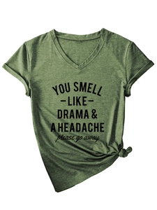 Detail von V-Ausschnitt Baumwoll-T-Shirt in Moosgrün mit Slogan-Print und Knotensaum