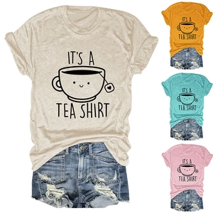 Vue détaillée du graphique de tasse de thé et de l'imprimé 'It's a Tea Shirt' sur des t-shirts