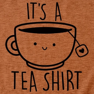 Gros plan de l'imprimé 'It's a tea shirt' sur un T-shirt en coton marron rouille