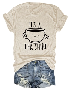 Détail du t-shirt its a tea shirt avec motif tasse de thé et short en jean