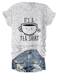 Gros plan de l'imprimé It's a Tea Shirt sur un t-shirt gris avec un short en jean