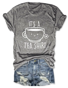 Détail à plat d'un t-shirt gris avec graphique de thé et short en jean délavé et usé