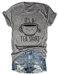 T-shirt gris à col rond avec un dessin de tasse de thé mignon et un texte amusant