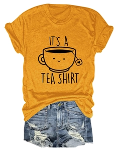 Mise à plat d'un t-shirt jaune It's a Tea Shirt avec un short en jean délavé