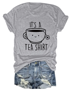 Détail du t-shirt gris imprimé tea shirt avec un short en jean bleu délavé usé