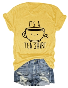 Détail d'un t-shirt en coton jaune vif avec tasse dessinée à la main et slogan mignon