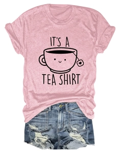 T-shirt rose avec motif IT'S A TEA SHIRT et short en jean à plat sur fond blanc