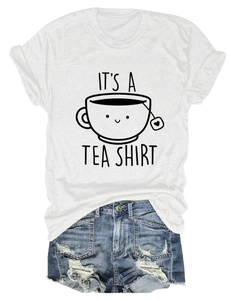 Détail d'un t-shirt blanc avec tasse de thé mignonne et short en jean décontracté d'été