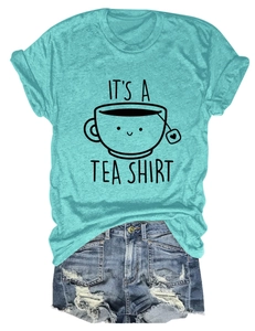 Vue à plat d'un t-shirt turquoise graphique avec un short en jean sur fond blanc pur