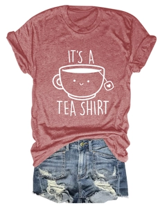 Détail du t-shirt rouge avec l'imprimé it's a tea shirt et short en denim