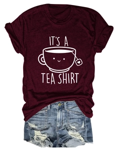 Détail d'un t-shirt bordeaux avec imprimé tasse et lettrage amusant sur tissu en coton