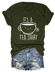Mise à plat du t-shirt en coton vert olive avec tasse à thé mignonne et short en jean