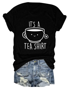 T-shirt noir imprimé It's a Tea Shirt et short en jean court posés à plat